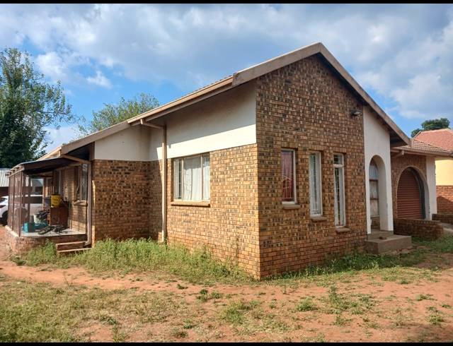 3 BEDROOM HOUSE FOR SALE IN FLORA PARK